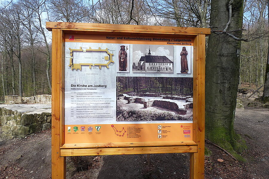 Klosterruine mit Lehrpfad-Tafel © Biologische Station Gütersloh-Bielefeld